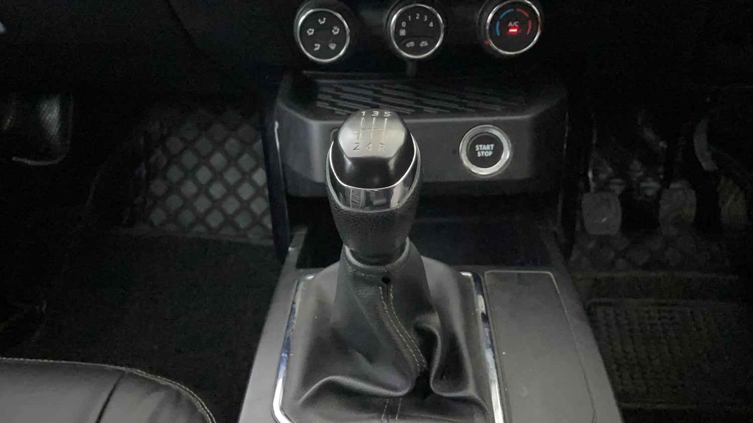 Used 2021 Renault Kiger RXT 1.0 Turbo MT Petrol Manual interior GEAR  KNOB VIEW