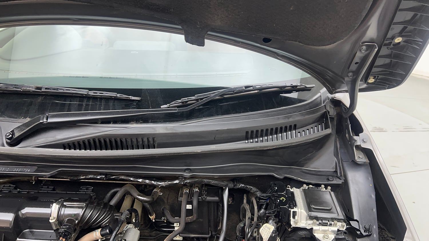 Used 2022 Maruti Suzuki Ignis Delta 1.2 MT Petrol Manual engine ENGINE LEFT SIDE HINGE & APRON VIEW