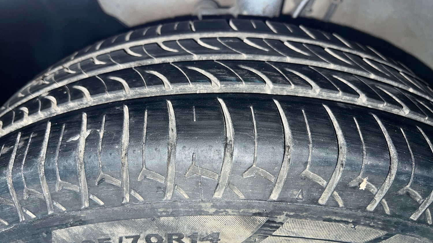 Used 2016 Hyundai Elite i20 Sportz 1.2 Petrol Manual tyres LEFT FRONT TYRE TREAD VIEW