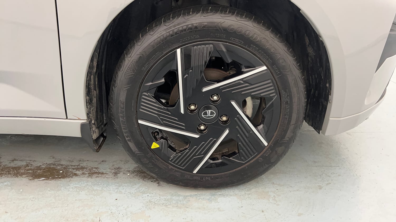 Used 2025 Tata Altroz Accomplished S Diesel 5MT Diesel Manual tyres RIGHT FRONT TYRE RIM VIEW