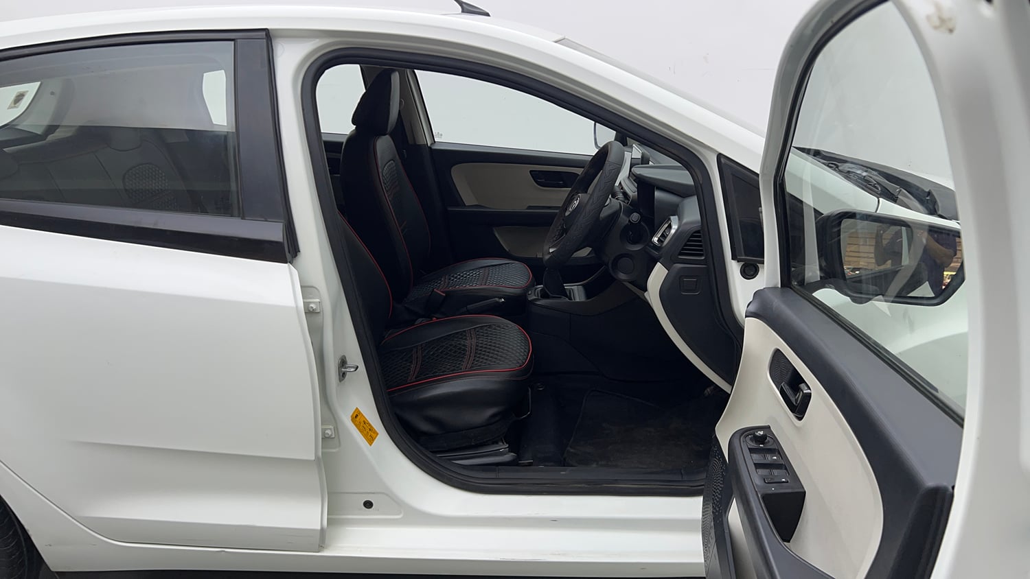 Used 2021 Tata Altroz XT Petrol Petrol Manual interior RIGHT SIDE FRONT DOOR CABIN VIEW