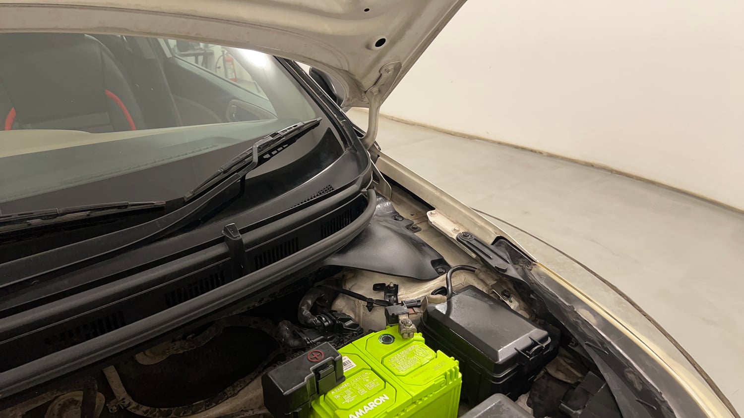Used 2016 Hyundai Elite i20 Magna 1.2 Petrol Manual engine ENGINE LEFT SIDE HINGE & APRON VIEW