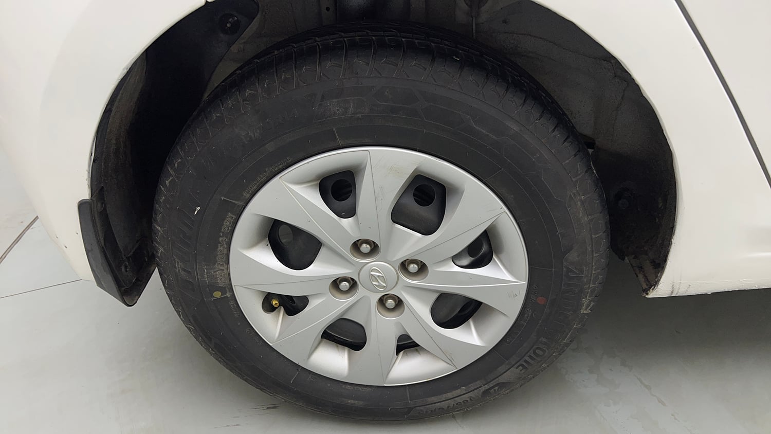 Used 2016 Hyundai Elite i20 Sportz 1.2 Petrol Manual tyres RIGHT REAR TYRE RIM VIEW
