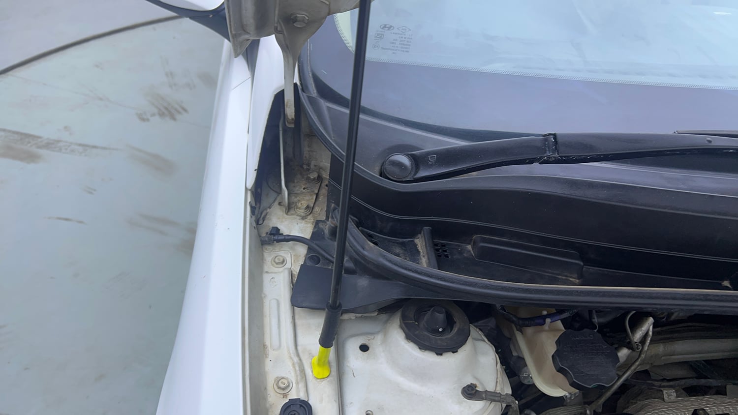Used 2015 Hyundai Verna 1.4 VTVT Petrol Manual engine ENGINE RIGHT SIDE HINGE & APRON VIEW