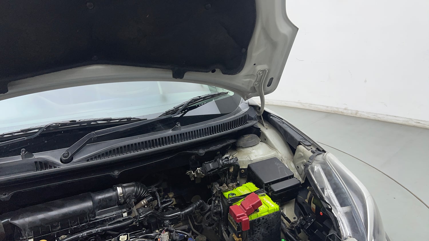 Used 2018 Maruti Suzuki Baleno Alpha 1.2 Petrol Manual engine ENGINE LEFT SIDE HINGE & APRON VIEW