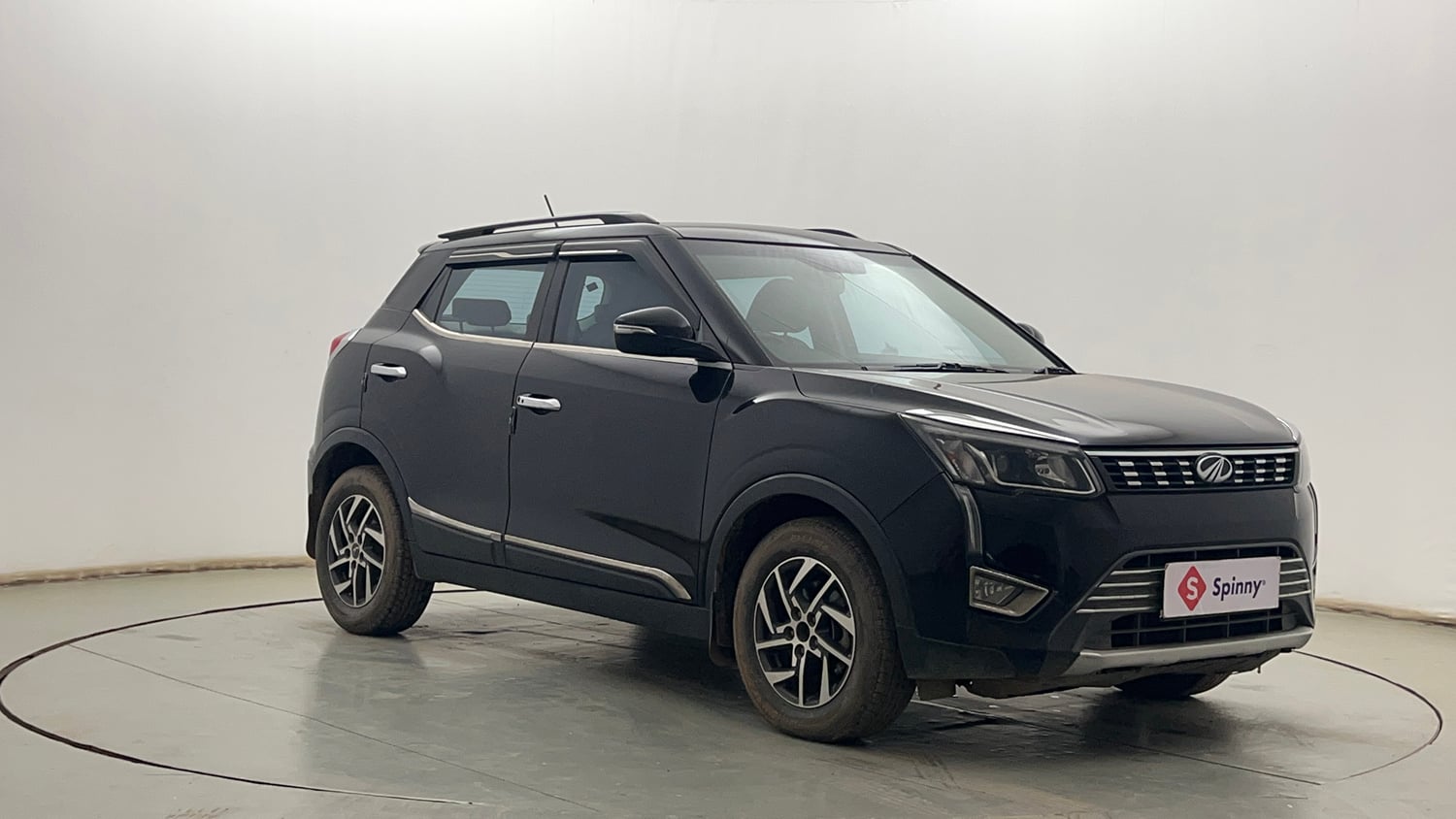 Used 2022 Mahindra XUV 300 W8 (O) 1.2 Petrol Petrol Manual exterior RIGHT FRONT CORNER VIEW
