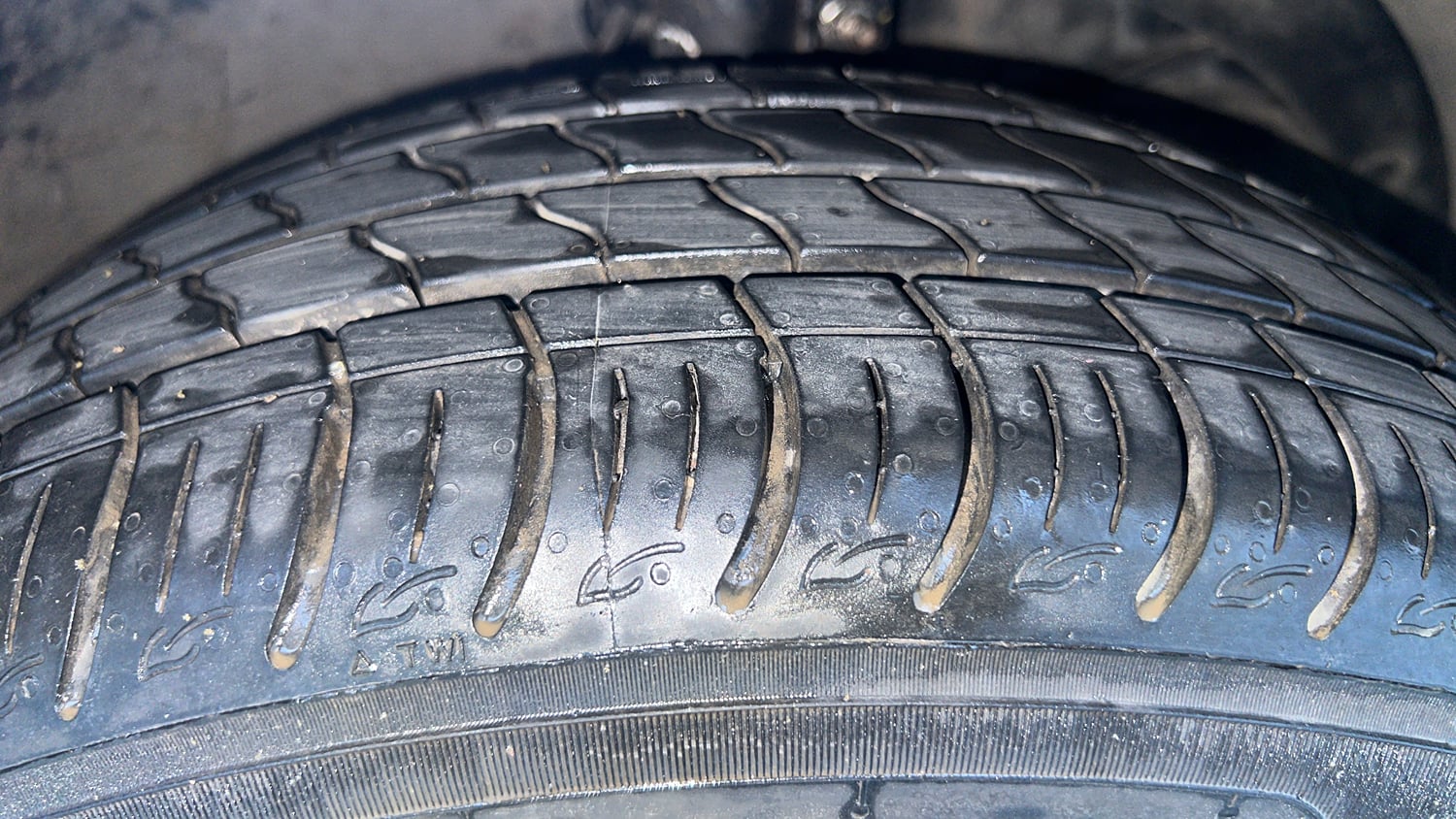 Used 2017 Maruti Suzuki Baleno Zeta 1.2 Petrol Manual tyres RIGHT FRONT TYRE TREAD VIEW