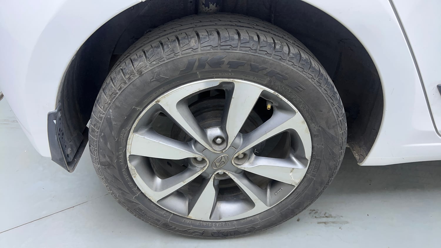 Used 2016 Hyundai Elite i20 Asta 1.4 CRDI Diesel Manual tyres RIGHT REAR TYRE RIM VIEW