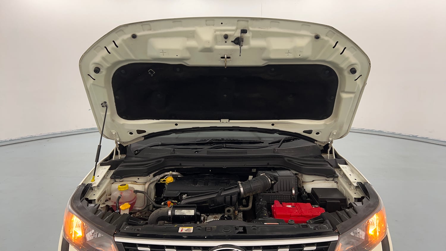 Used 2021 Mahindra XUV 300 W6 1.2 Petrol Petrol Manual engine ENGINE & BONNET OPEN FRONT VIEW
