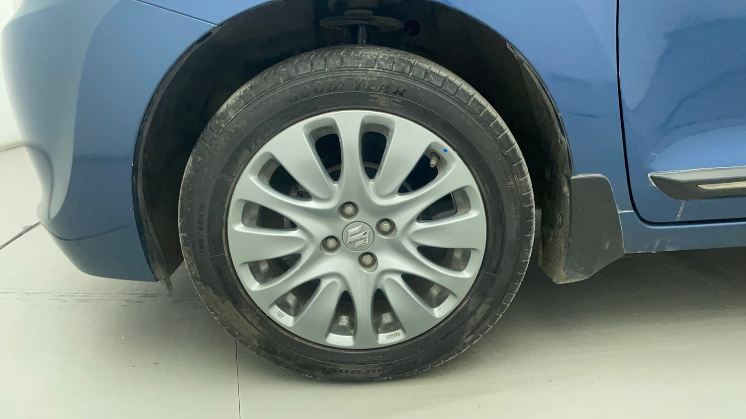 Used 2016 Maruti Suzuki Baleno Alpha 1.2 Petrol Manual tyres LEFT FRONT TYRE RIM VIEW