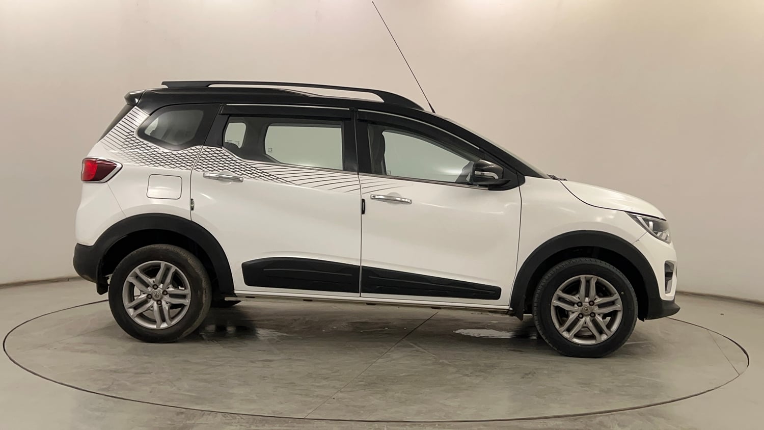 Used 2023 Renault Triber RXZ Petrol Manual exterior RIGHT SIDE VIEW