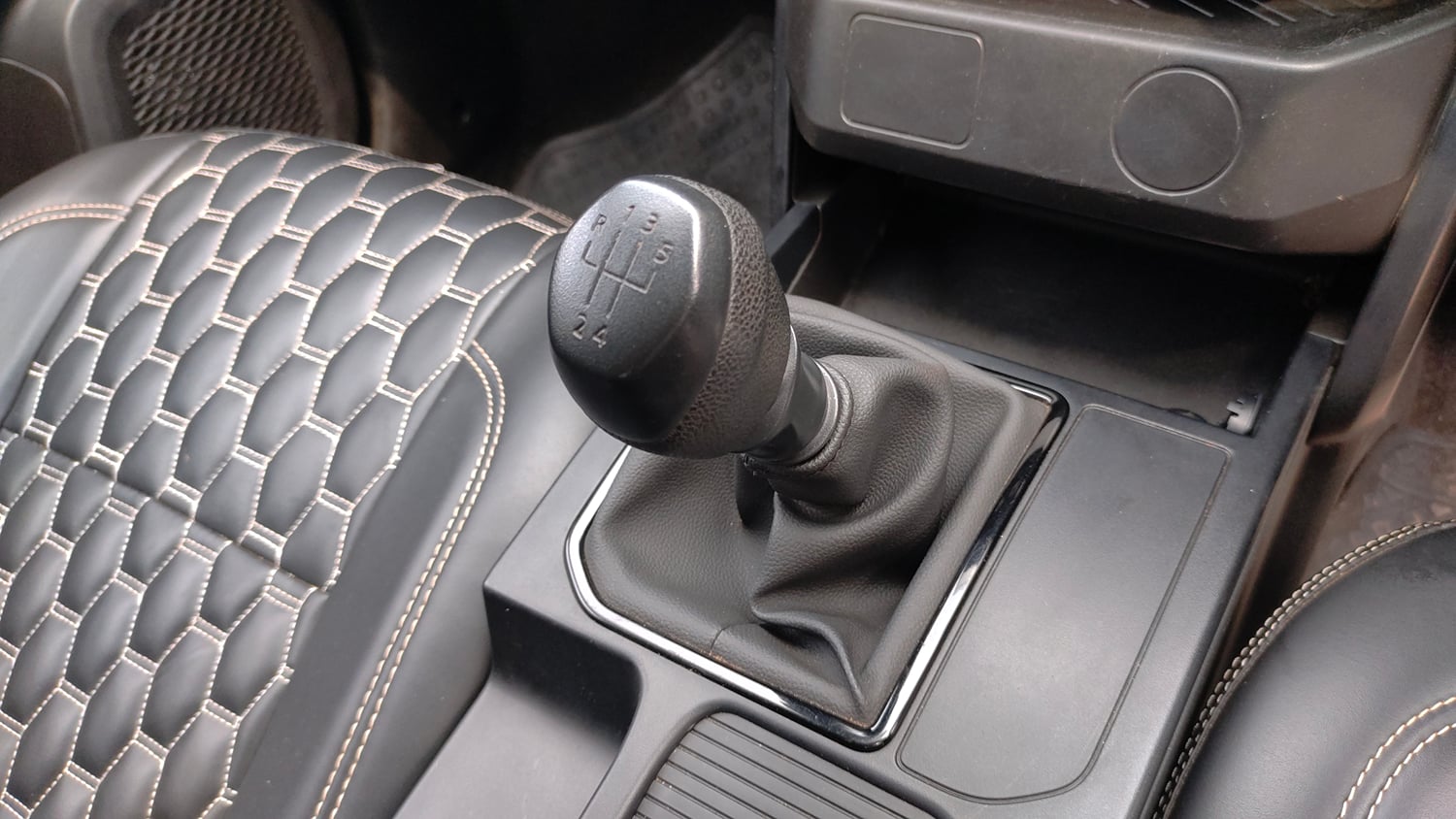 Used 2024 Renault Kiger RXE Petrol Manual interior GEAR  KNOB VIEW
