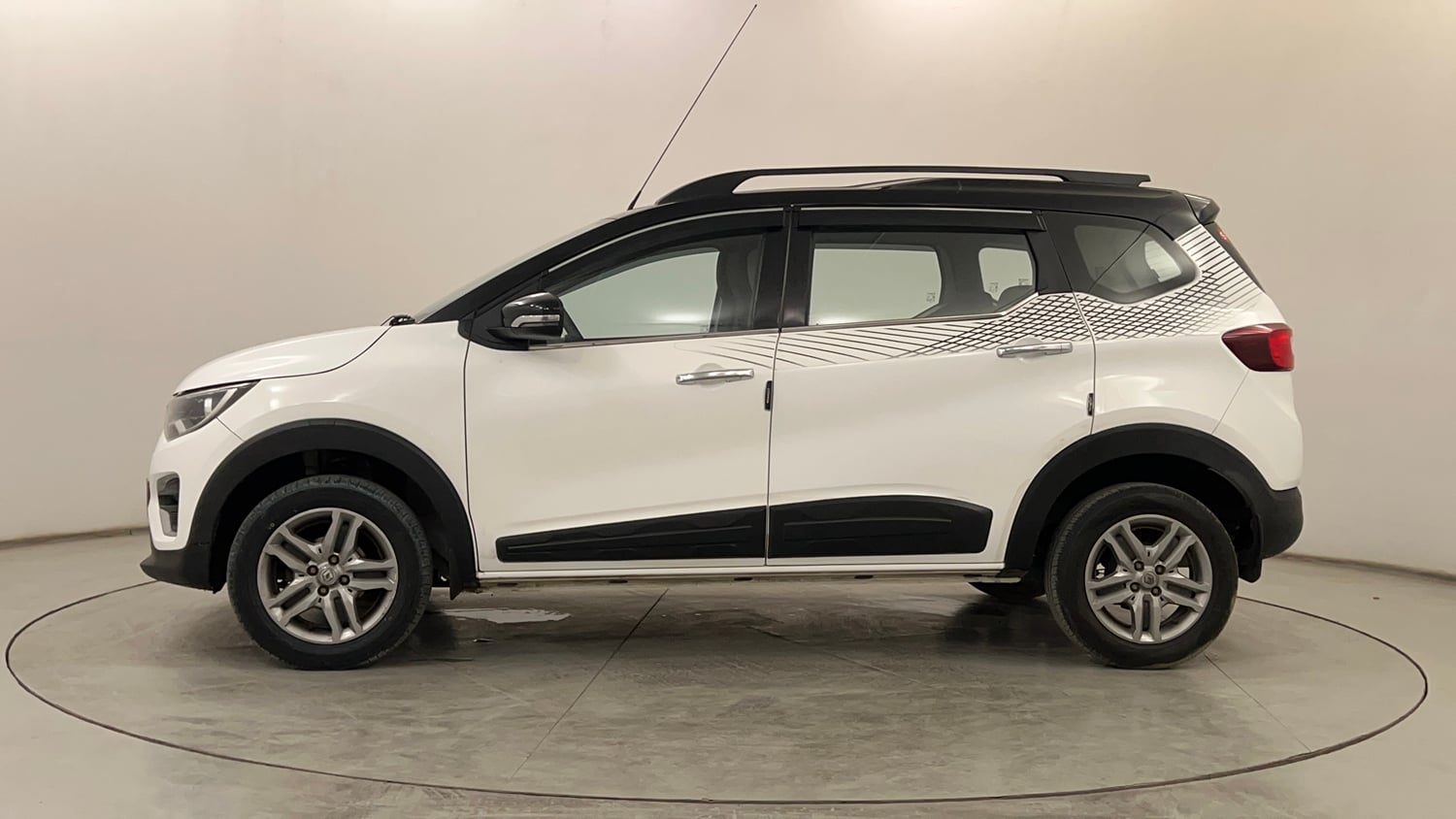 Used 2023 Renault Triber RXZ Petrol Manual exterior LEFT SIDE VIEW