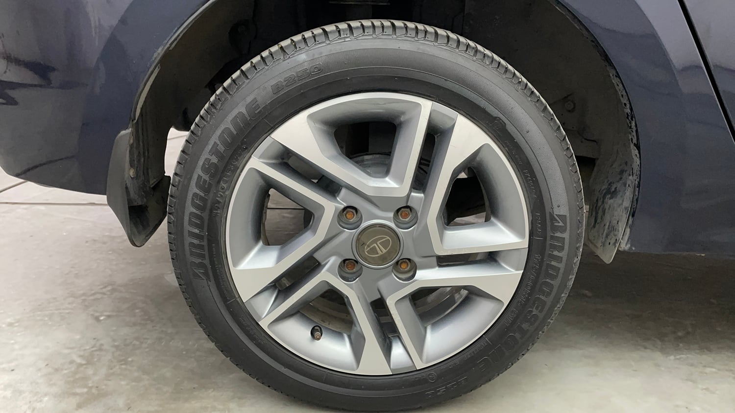 Used 2022 Tata Tigor XZA Plus Petrol Automatic tyres RIGHT REAR TYRE RIM VIEW