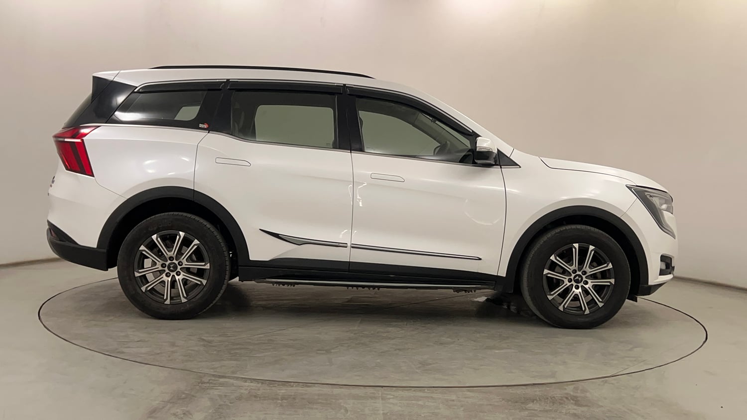 Used 2024 Mahindra XUV700 AX7 Diesel MT 7 STR Diesel Manual exterior RIGHT SIDE VIEW