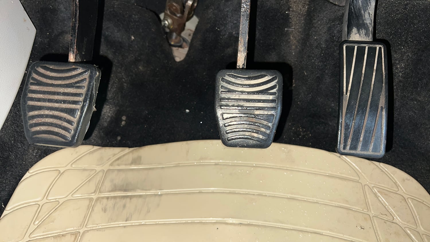 Used 2021 Mahindra XUV 300 W6 1.2 Petrol Petrol Manual interior PEDALS VIEW