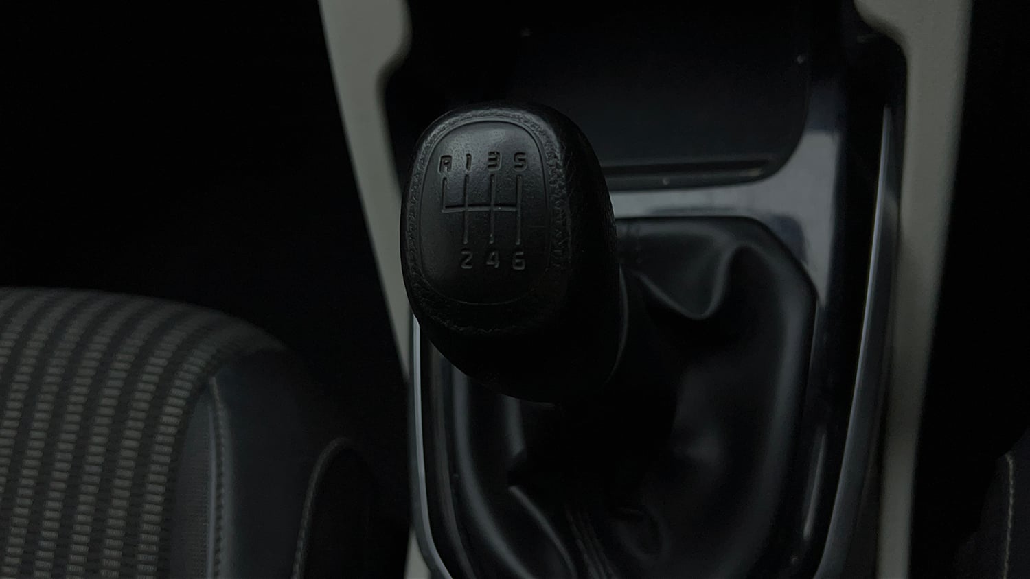 Used 2022 Kia Carens Prestige Plus 1.4 Petrol MT 7 STR Petrol Manual interior GEAR  KNOB VIEW