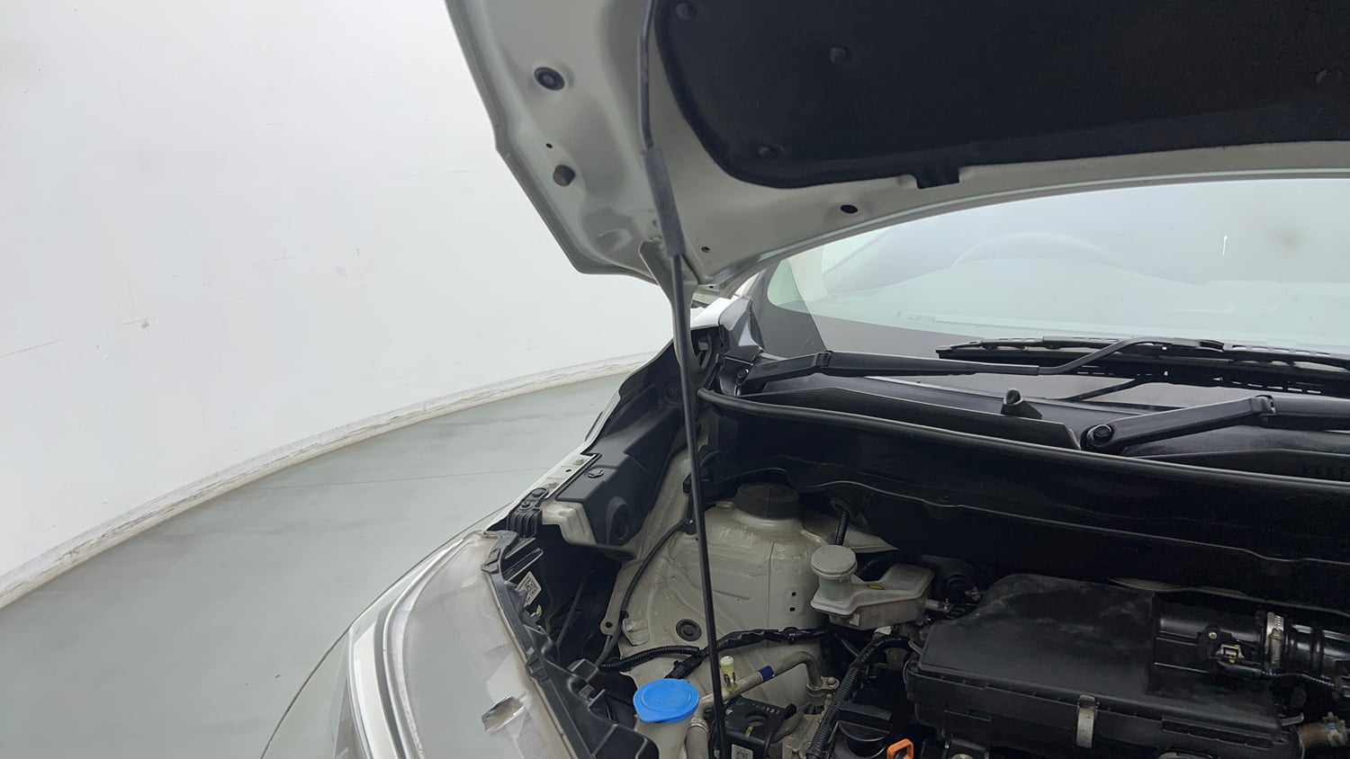 Used 2023 Maruti Suzuki XL6 Alpha Plus MT Petrol Petrol Manual engine ENGINE RIGHT SIDE HINGE & APRON VIEW