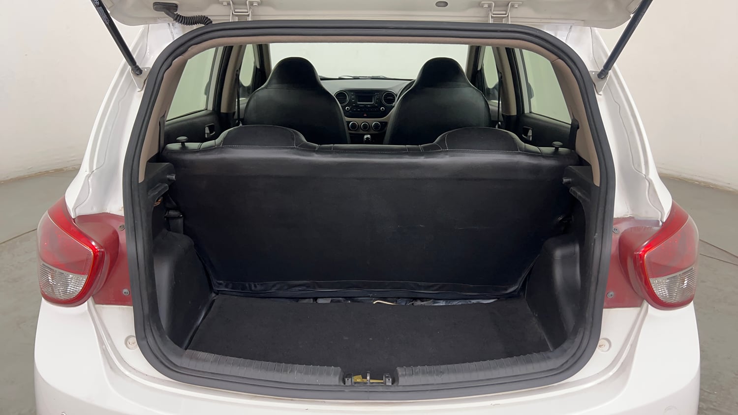 Used 2015 Hyundai Grand i10 Sportz AT 1.2 Kappa VTVT Petrol Automatic interior DICKY INSIDE VIEW