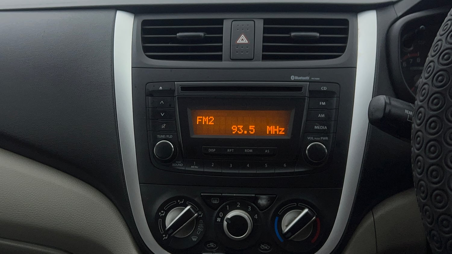 Used 2016 Maruti Suzuki Celerio ZXi AMT Petrol Automatic top_features Integrated (in-dash) music system