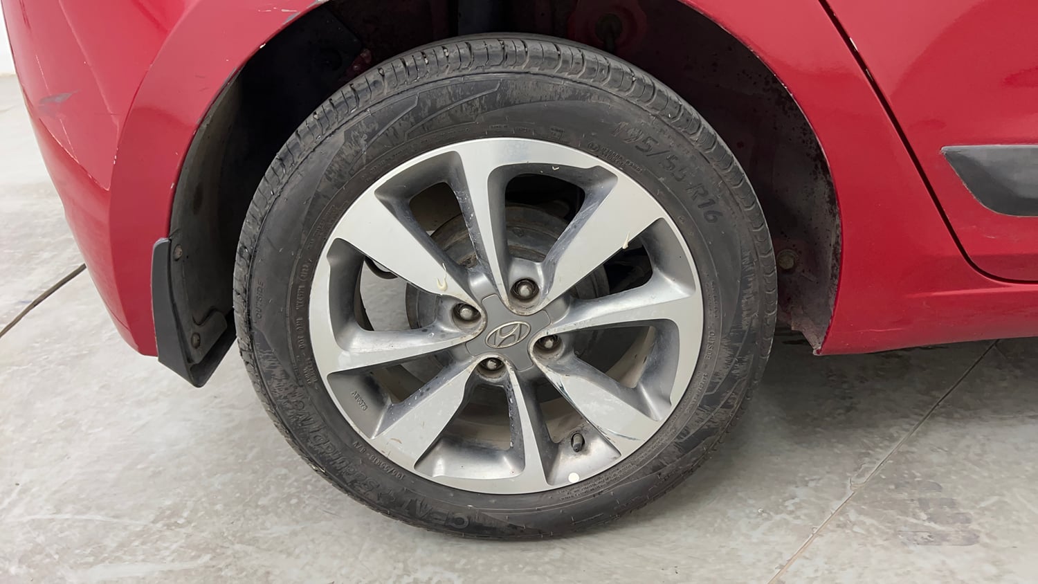Used 2015 Hyundai Elite i20 Asta 1.2 Petrol Manual tyres RIGHT REAR TYRE RIM VIEW