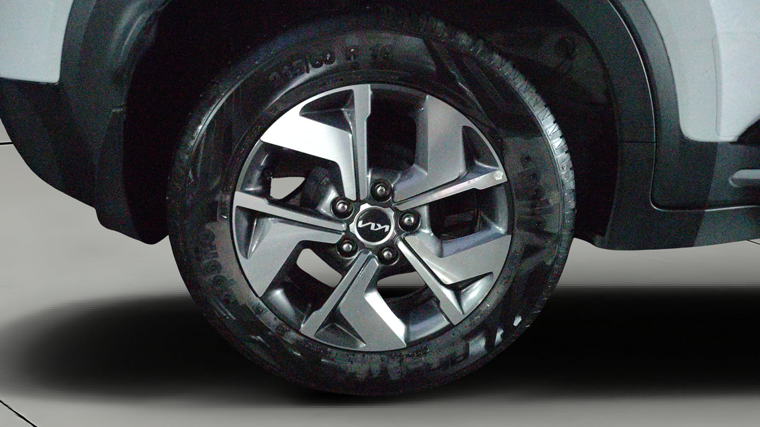 Used 2023 Kia Sonet HTX 1.0 iMT Petrol Manual tyres RIGHT REAR TYRE RIM VIEW