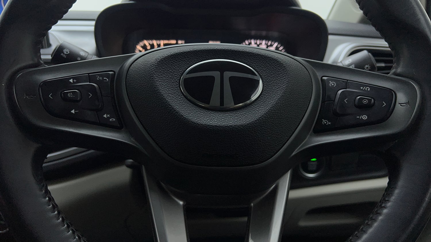 Used 2025 Tata Altroz XZA Petrol Petrol Automatic top_features Airbags