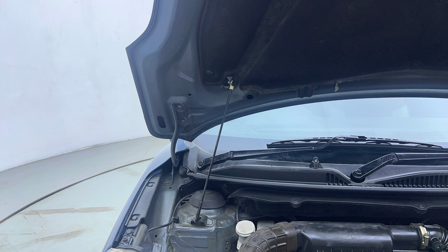Used 2017 Maruti Suzuki Baleno Zeta 1.2 Petrol Manual engine ENGINE RIGHT SIDE HINGE & APRON VIEW