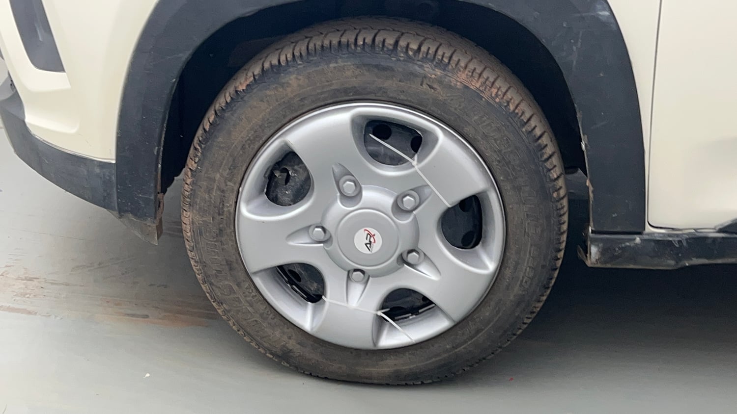 Used 2018 Mahindra KUV100 NXT K6 Plus 6 STR Petrol Manual tyres LEFT FRONT TYRE RIM VIEW