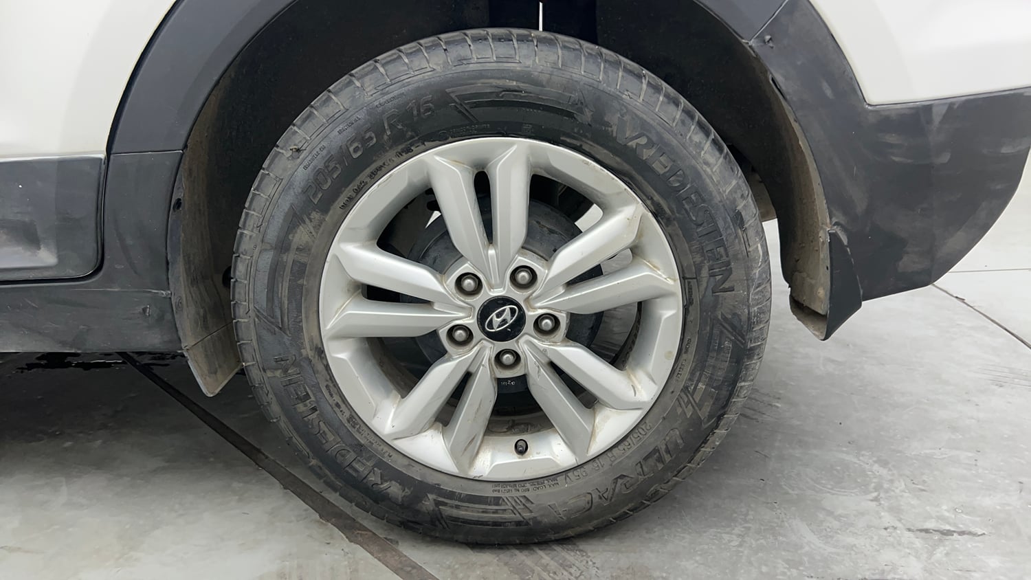 Used 2017 Hyundai Creta SX Plus 1.6 CRDI Diesel Manual tyres LEFT REAR TYRE RIM VIEW