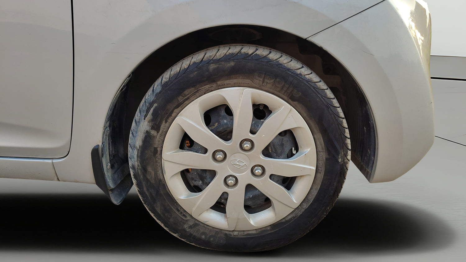 Used 2018 Hyundai Eon Magna + Petrol Manual tyres RIGHT FRONT TYRE RIM VIEW
