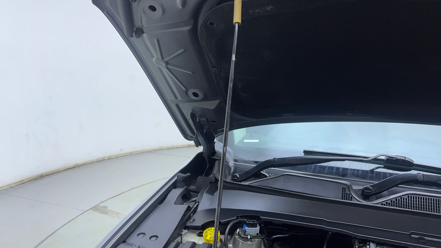 Used 2020 Jeep Compass Longitude (O) 2.0 Diesel Diesel Manual engine ENGINE RIGHT SIDE HINGE & APRON VIEW