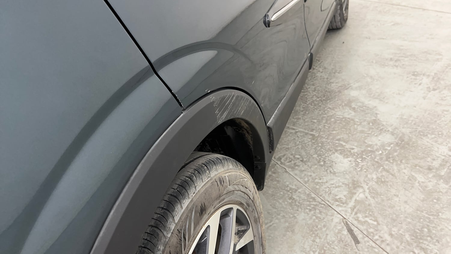 Used 2023 Mahindra XUV 300 W8 (O) 1.2 Petrol AMT Petrol Automatic dents MINOR DENT