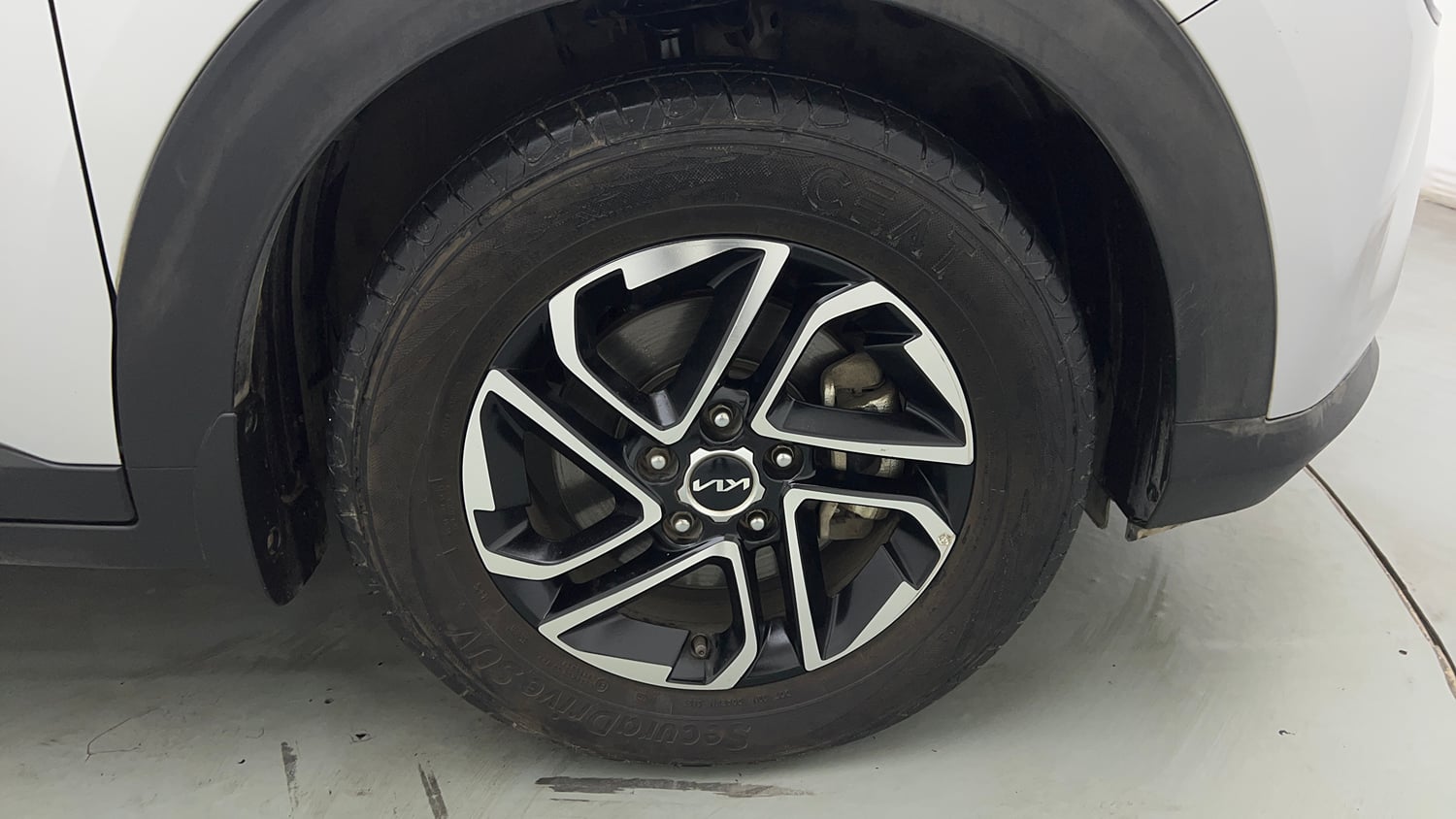 Used 2022 Kia Carens Prestige Plus 1.4 Petrol MT 7 STR Petrol Manual tyres RIGHT FRONT TYRE RIM VIEW
