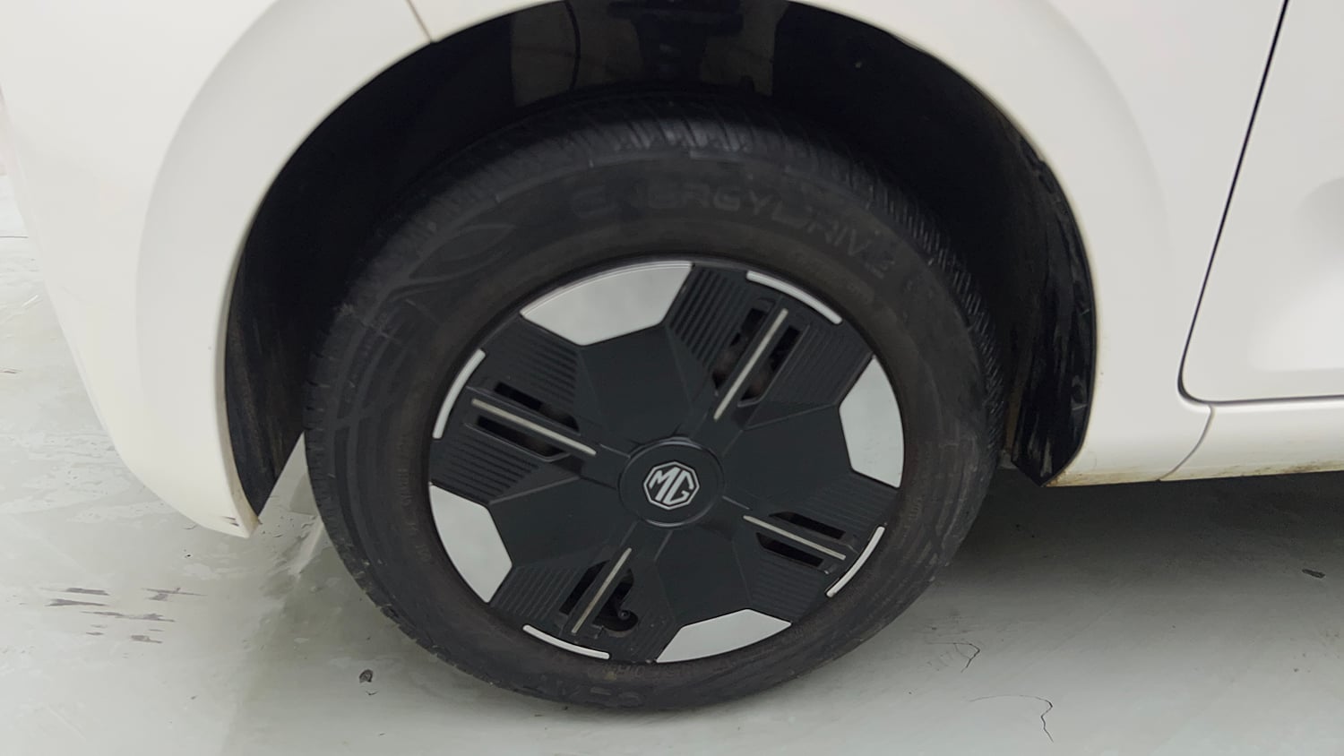 Used 2024 MG Motors Comet EV Excite Electric Automatic tyres LEFT FRONT TYRE RIM VIEW