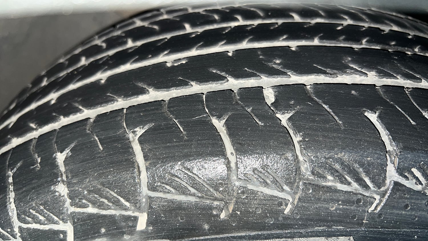 Used 2023 Hyundai Alcazar Signature (O) 7 STR 1.5 Petrol DCT Petrol Automatic tyres LEFT FRONT TYRE TREAD VIEW