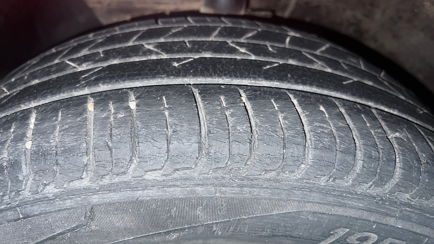 Used 2021 Hyundai i20 Sportz 1.2 MT Petrol Manual tyres LEFT FRONT TYRE TREAD VIEW