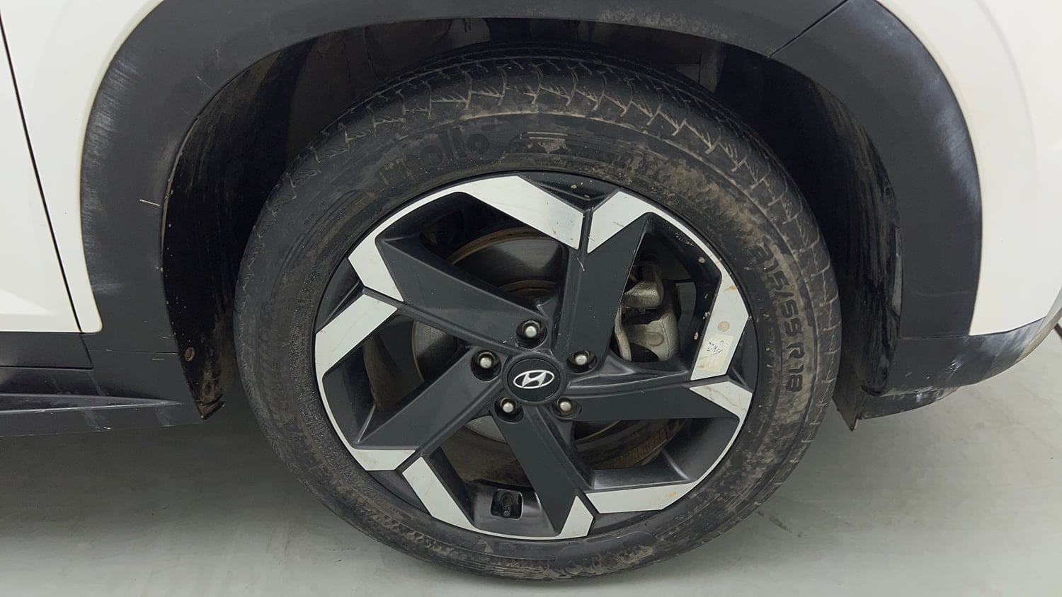 Used 2024 Hyundai Alcazar Platinum (O) 7 Seater 1.5 Diesel AT Diesel Automatic tyres RIGHT FRONT TYRE RIM VIEW