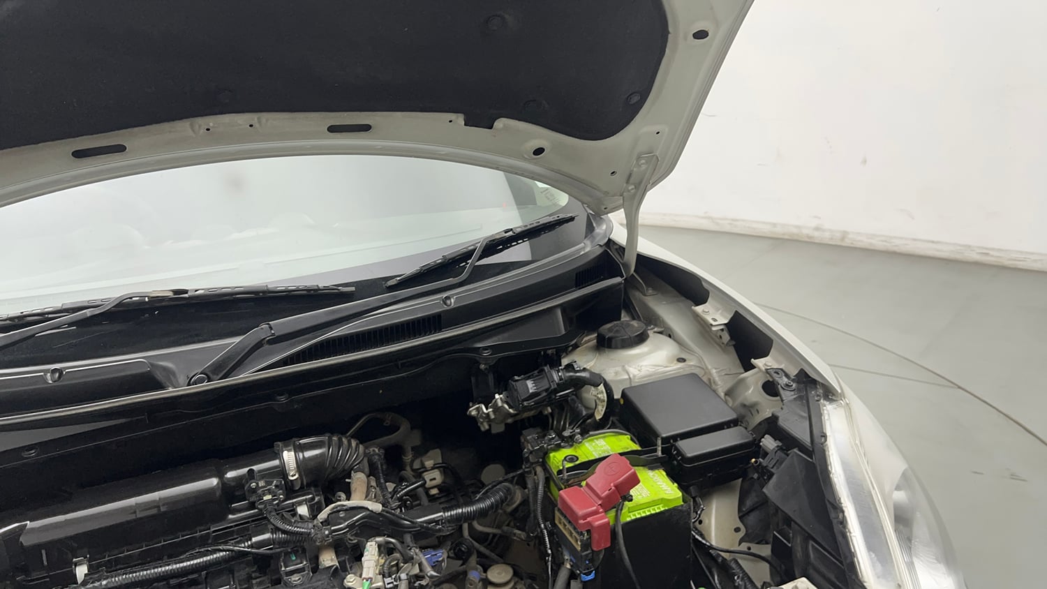 Used 2021 Maruti Suzuki Swift VXi Petrol Manual engine ENGINE LEFT SIDE HINGE & APRON VIEW