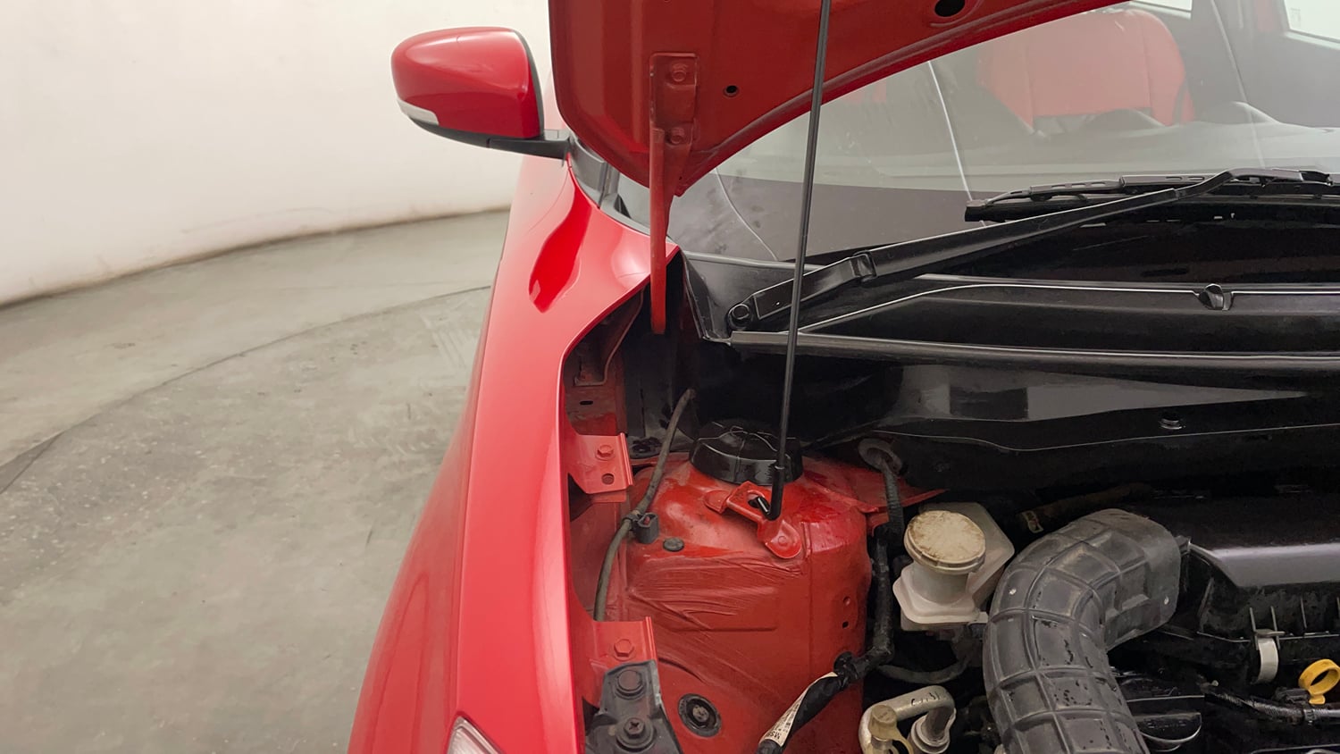 Used 2020 Maruti Suzuki Swift VXi Petrol Manual engine ENGINE RIGHT SIDE HINGE & APRON VIEW