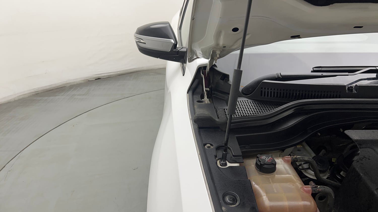 Used 2022 Mahindra XUV700 AX 5 Petrol MT 7 STR Petrol Manual engine ENGINE RIGHT SIDE HINGE & APRON VIEW