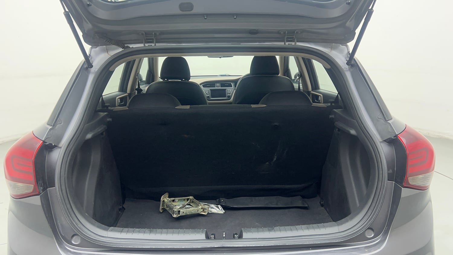 Used 2019 Hyundai Elite i20 Sportz Plus 1.2 Petrol Manual interior DICKY INSIDE VIEW