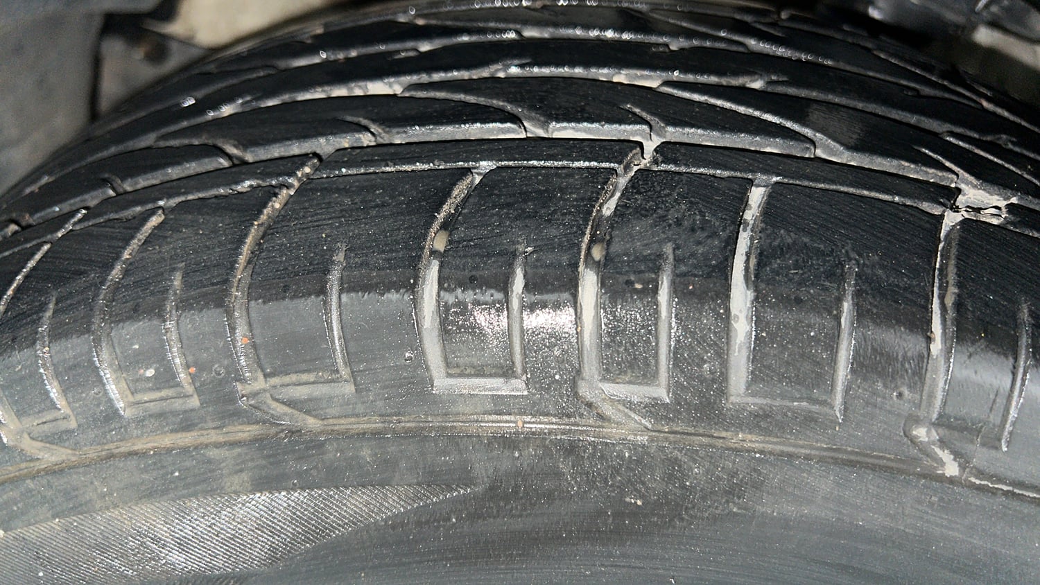 Used 2021 Mahindra XUV 300 W6 1.2 Petrol Petrol Manual tyres LEFT FRONT TYRE TREAD VIEW