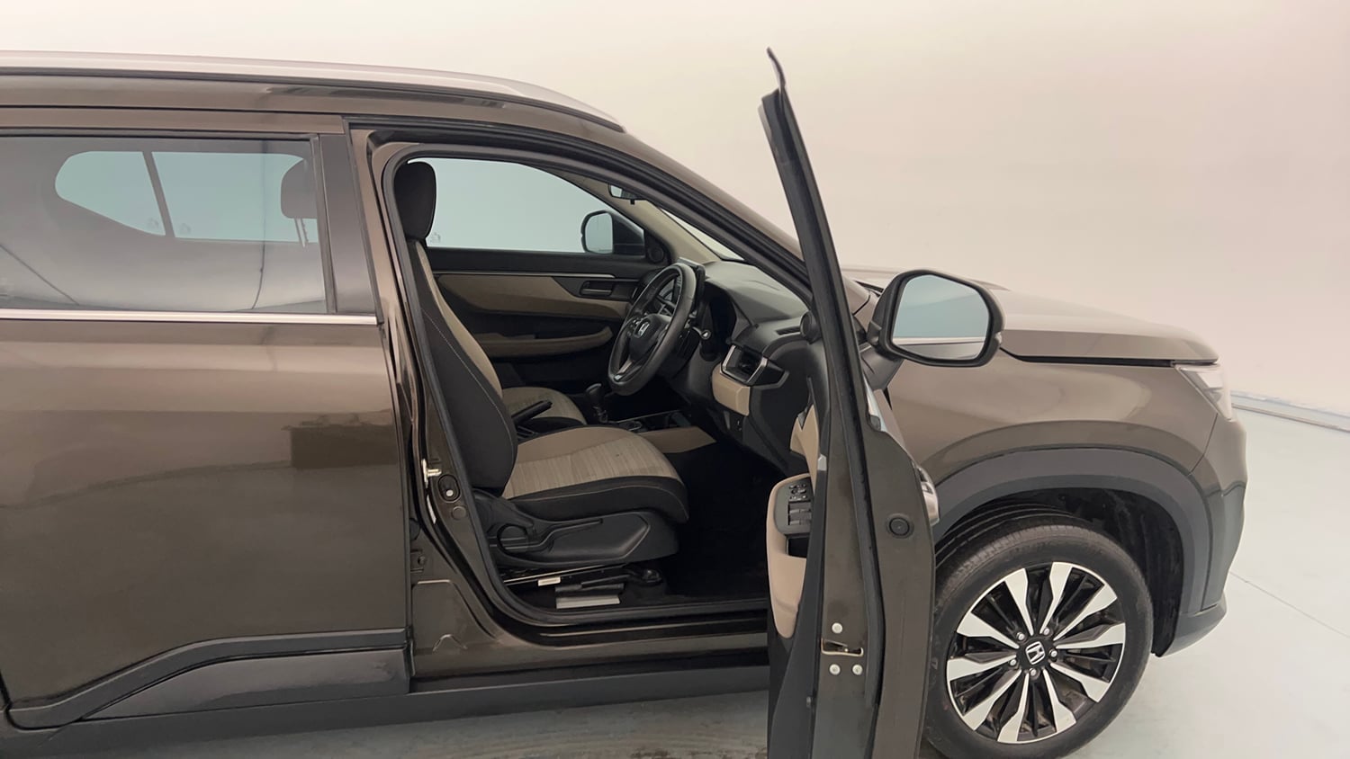 Used 2024 Honda Elevate VX CVT Petrol Automatic interior RIGHT SIDE FRONT DOOR CABIN VIEW