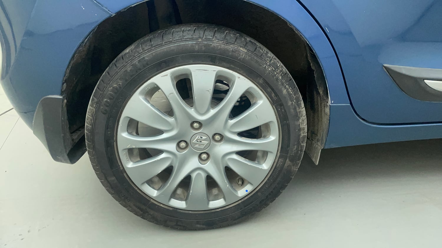 Used 2016 Maruti Suzuki Baleno Alpha 1.2 Petrol Manual tyres RIGHT REAR TYRE RIM VIEW