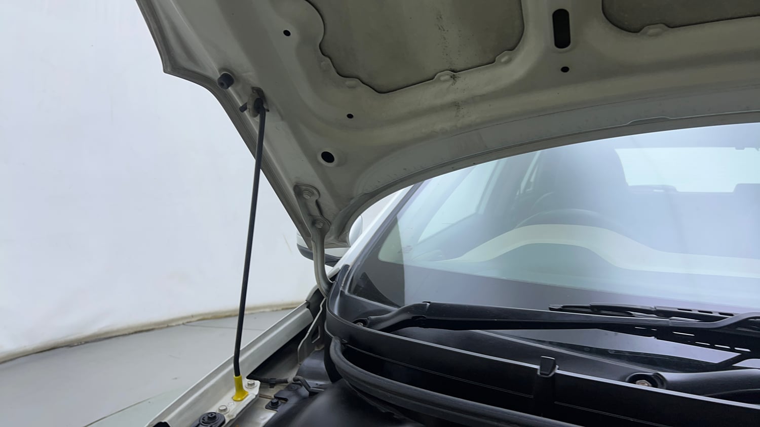 Used 2016 Hyundai Elite i20 Asta 1.4 CRDI Diesel Manual engine ENGINE RIGHT SIDE HINGE & APRON VIEW