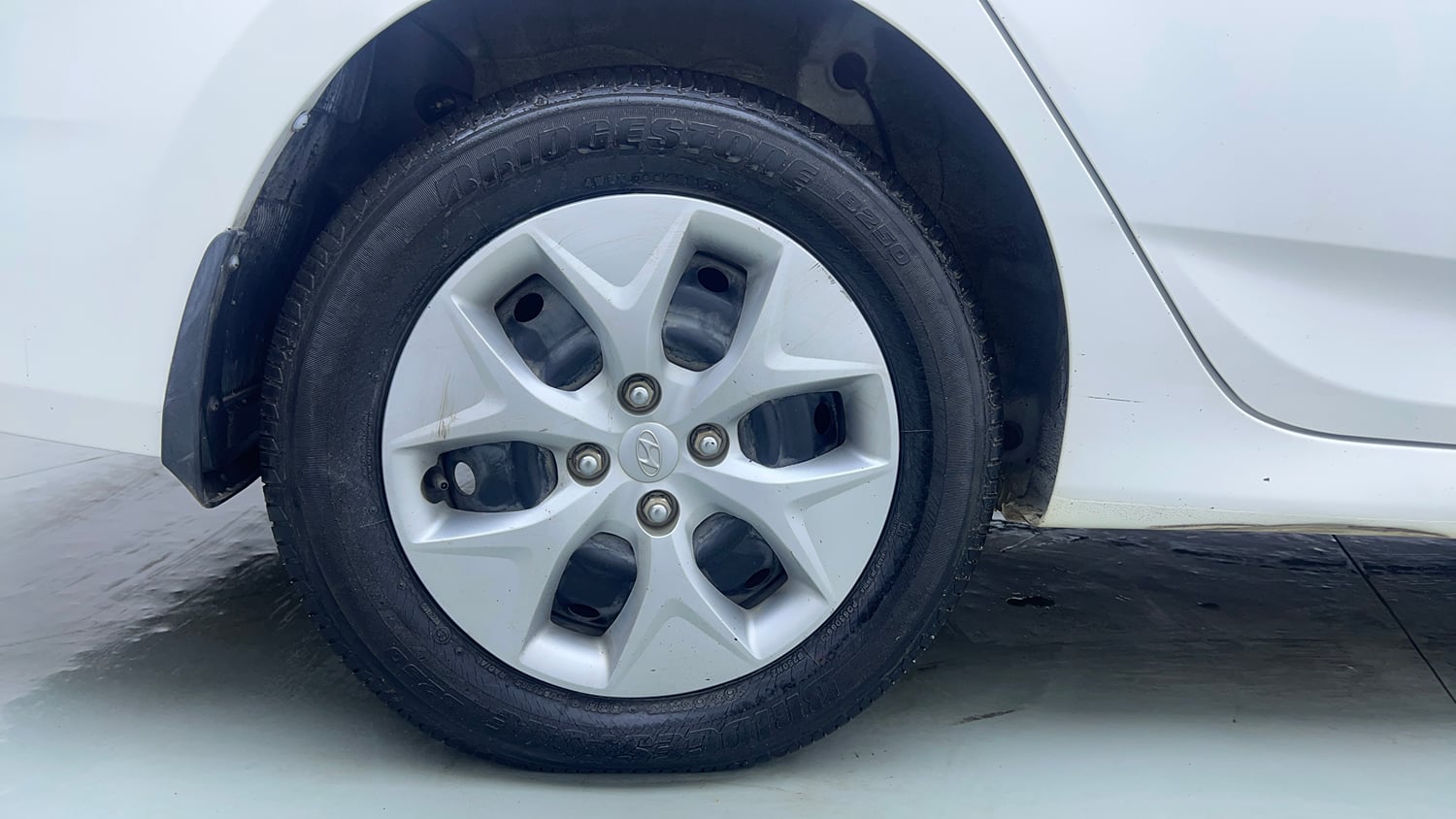 Used 2015 Hyundai Verna 1.4 VTVT Petrol Manual tyres RIGHT REAR TYRE RIM VIEW