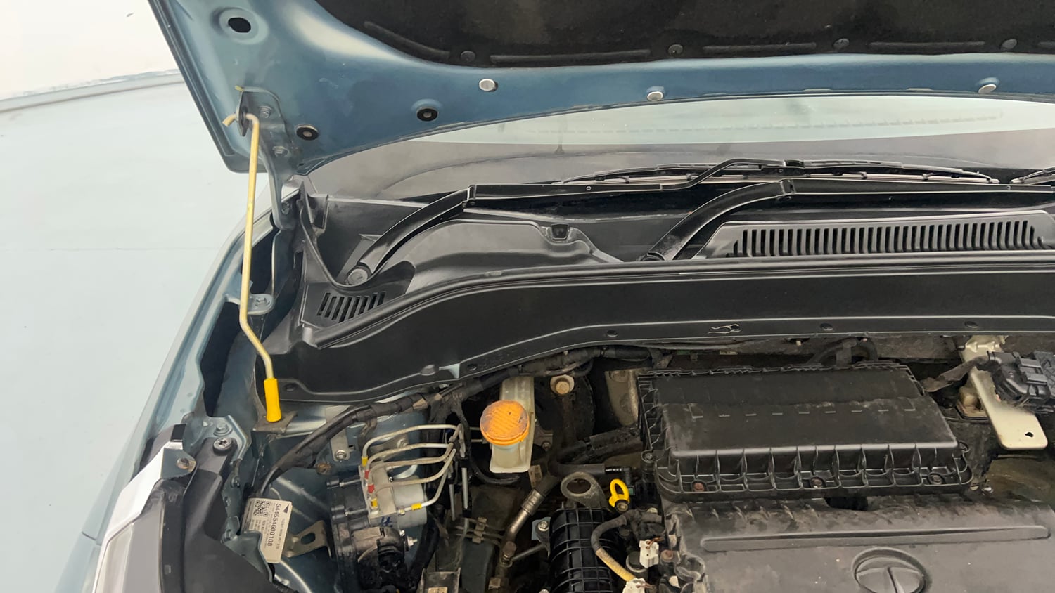 Used 2022 Tata Punch Accomplished MT Petrol Manual engine ENGINE RIGHT SIDE HINGE & APRON VIEW
