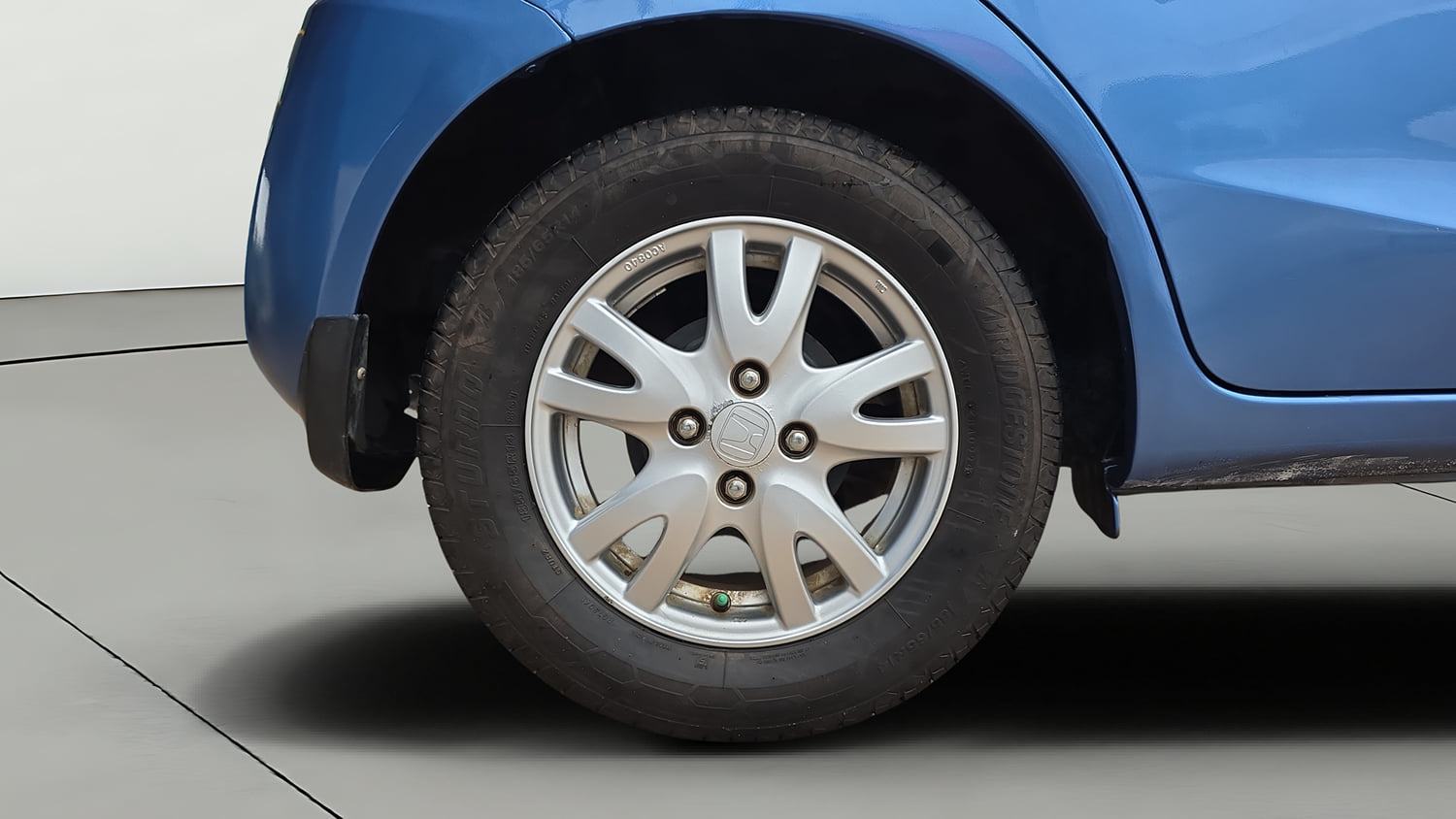 Used 2015 Honda Brio VX AT Petrol Automatic tyres RIGHT REAR TYRE RIM VIEW