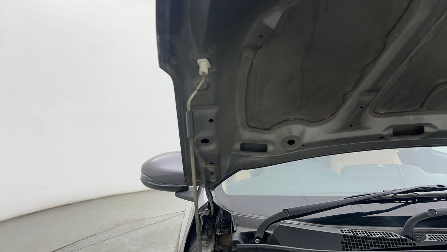 Used 2019 Honda Amaze 1.2 V CVT Petrol Petrol Automatic engine ENGINE RIGHT SIDE HINGE & APRON VIEW